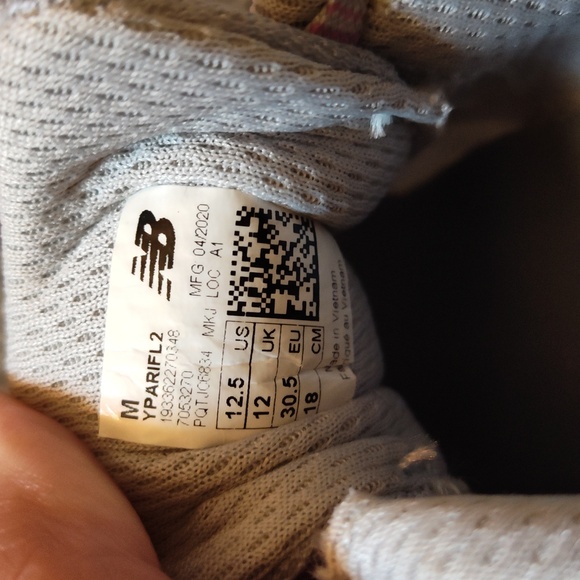 Girls size 12.5 new balance fresh foam sneakers - Picture 4 of 9